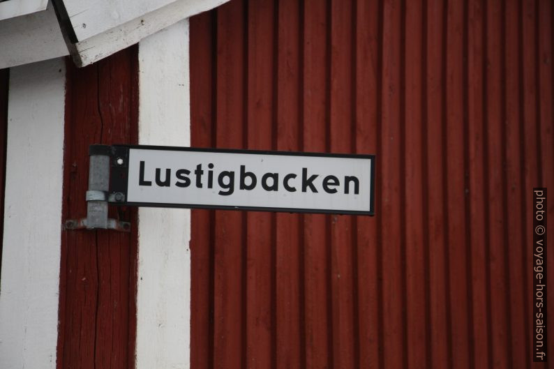 Panneau de rue Lustigbacken à Gammelstad. Photo © André M. Winter