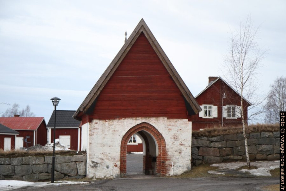 Porte de l'enceinte de l'église de Gammelstad. Photo © Alex Medwedeff