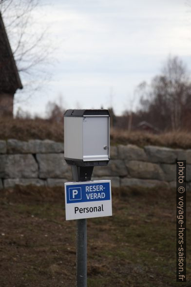 Parking privé avec prise électrique. Photo © Alex Medwedeff