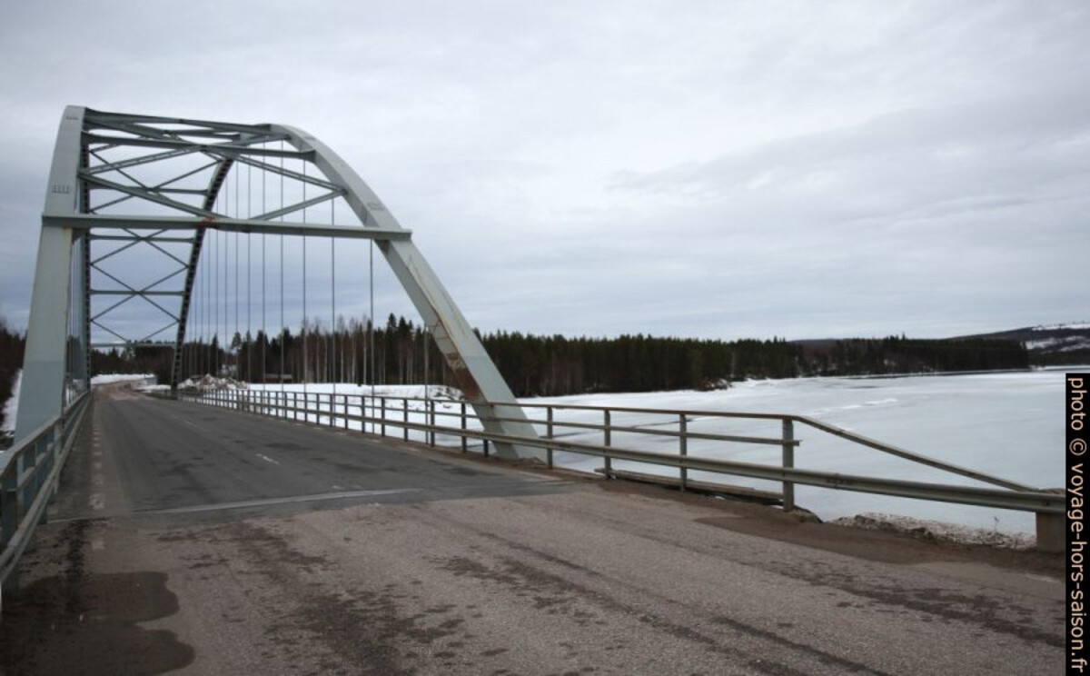 Pont sur le fleuve Luleälven. Photo © Alex Medwedeff