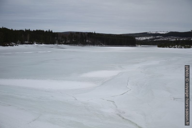 Surface du fleuve Luleälven gelé par le barage de Laxede. Photo © Alex Medwedeff