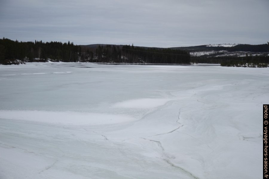 Surface du fleuve Luleälven gelé par le barage de Laxede. Photo © Alex Medwedeff