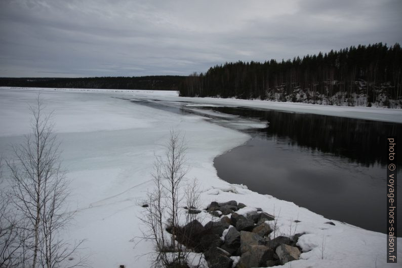 Le fleuve Luleälven en amont du barrage Laxede. Photo © Alex Medwedeff