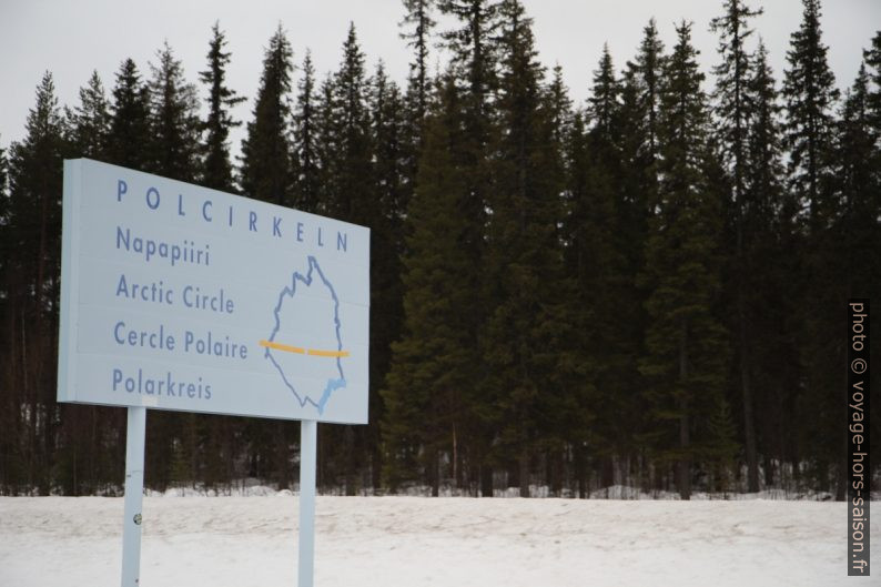 Panneau marquant le cercle polaire arctique. Photo © Alex Medwedeff