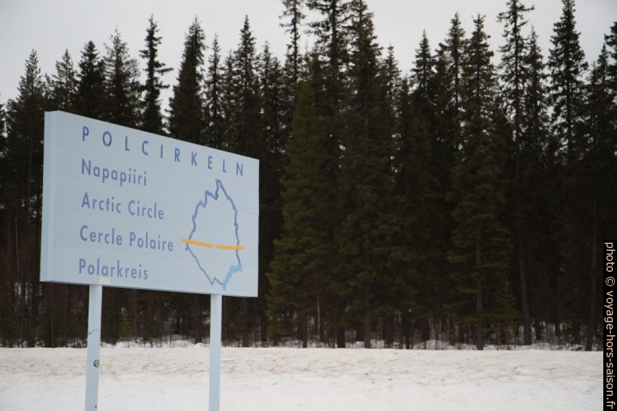 Panneau marquant le cercle polaire arctique. Photo © Alex Medwedeff