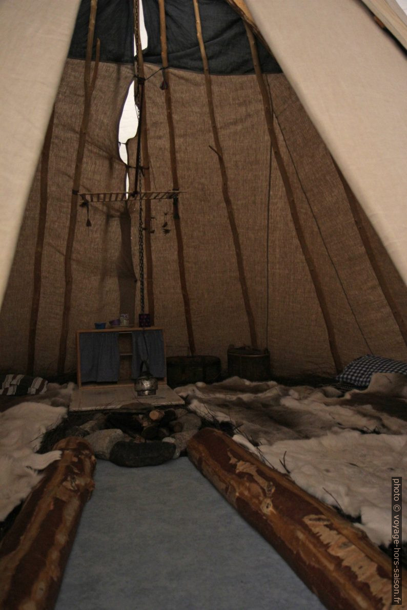 À l'intérieur d'une tente samie. Photo © Alex Medwedeff