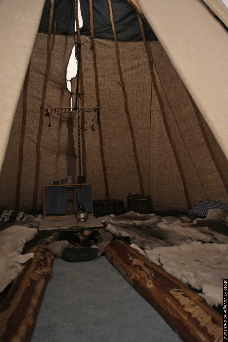 À l'intérieur d'une tente samie. Photo © Alex Medwedeff