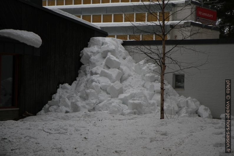 Gros blocs de neige jetée d'un toit plat. Photo © Alex Medwedeff