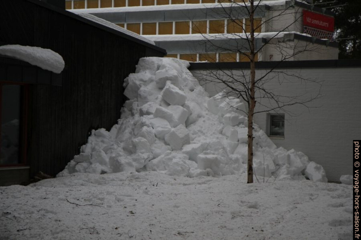 Gros blocs de neige jetée d'un toit plat. Photo © Alex Medwedeff