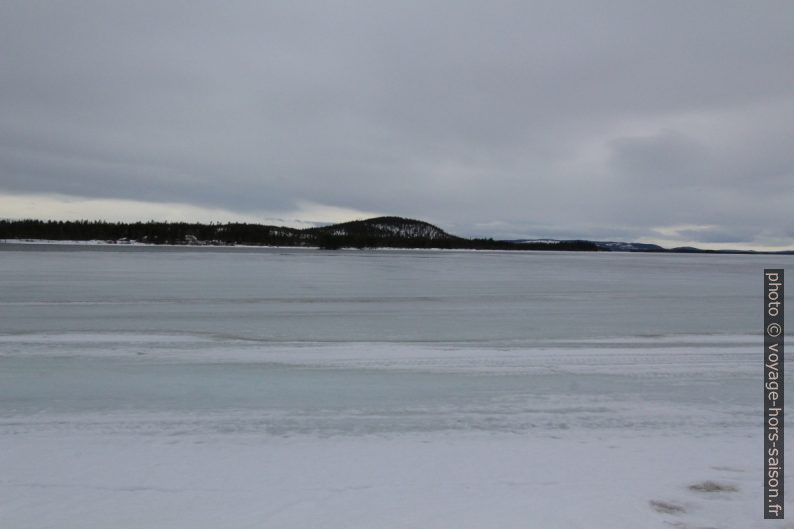 Le Lac Vájgájávrre gelé. Photo © André M. Winter