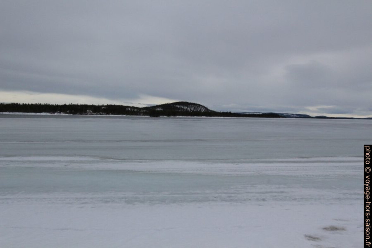 Le Lac Vájgájávrre gelé. Photo © André M. Winter