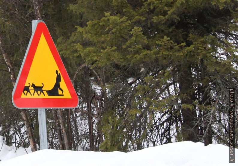 Panneau de danger chiens de traîneau. Photo © André M. Winter