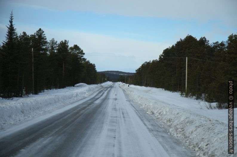 Route glacée à l'est de Jukkasjärvi. Photo © Alex Medwedeff