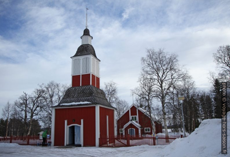 Porche-tour et église de Jukkasjärvi. Photo © Alex Medwedeff