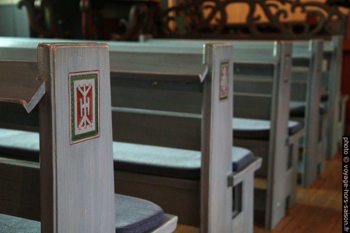 Symboles sames sur les bancs de l'église de Jukkasjärvi. Photo © Alex Medwedeff