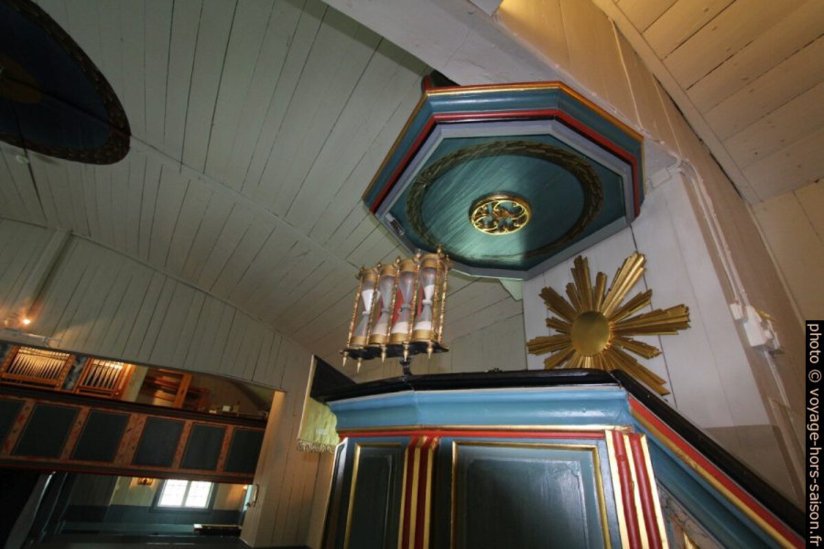 Chaire avec sabliers dansl'église de Jukkasjärvi. Photo © André M. Winter