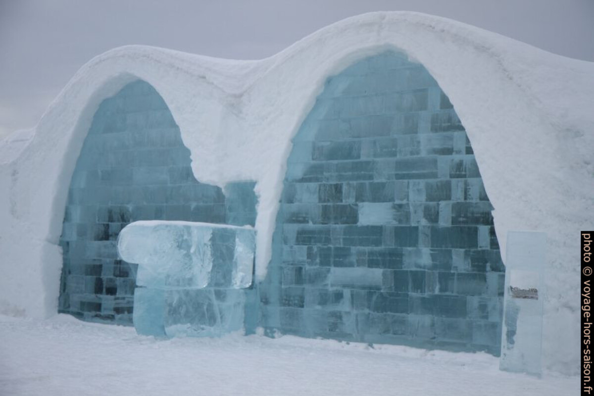 Halle du bar de l'hôtel de glace de Jukkasjärvi vue de l'extérieur. Photo © Alex Medwedeff