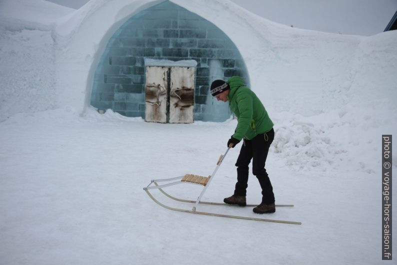 André essaie une trottinette des neiges. Photo © Alex Medwedeff