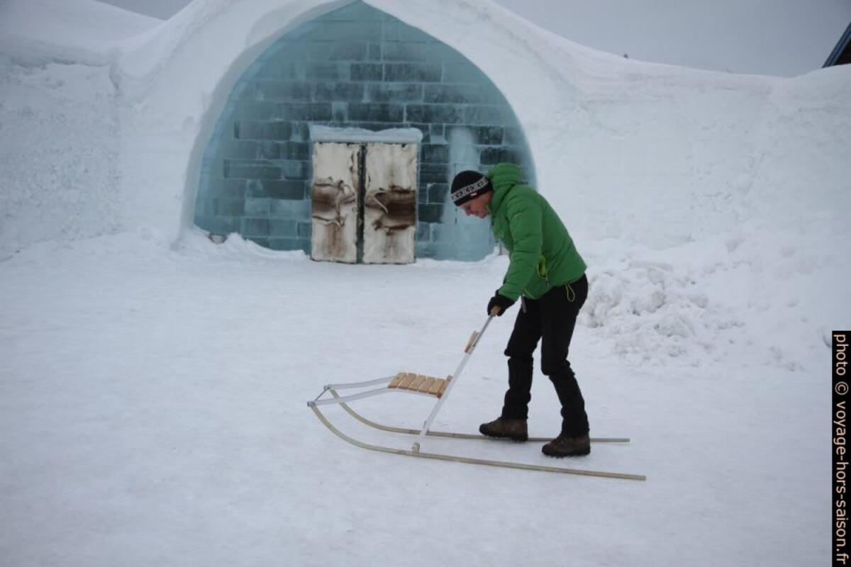 André essaie une trottinette des neiges. Photo © Alex Medwedeff