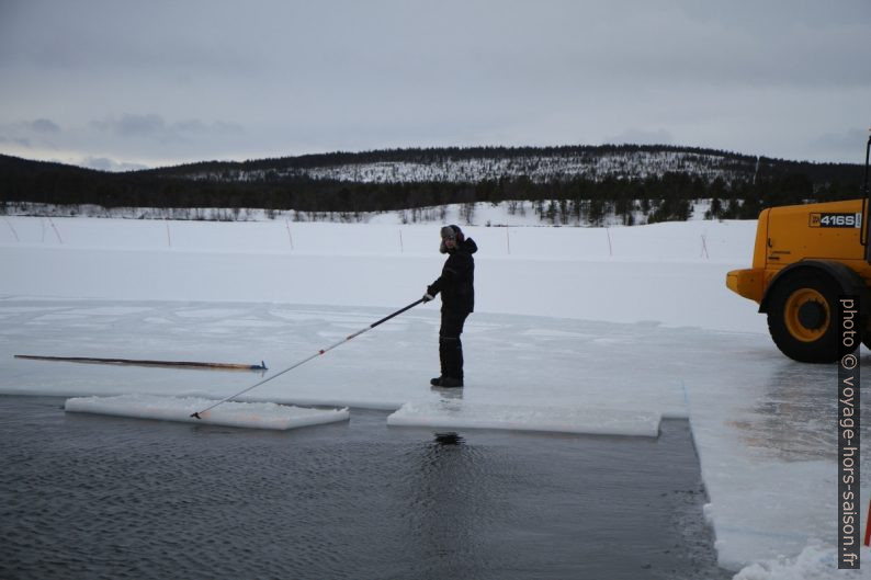 Récupération des blocs de glace découpés. Photo © Alex Medwedeff