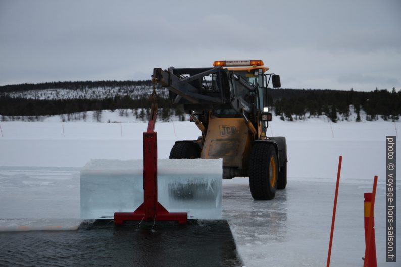 Chargeur sur pneus avec bloc de glace soulevé. Photo © Alex Medwedeff