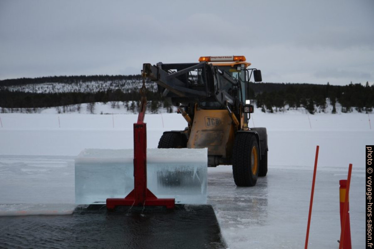 Chargeur sur pneus avec bloc de glace soulevé. Photo © Alex Medwedeff
