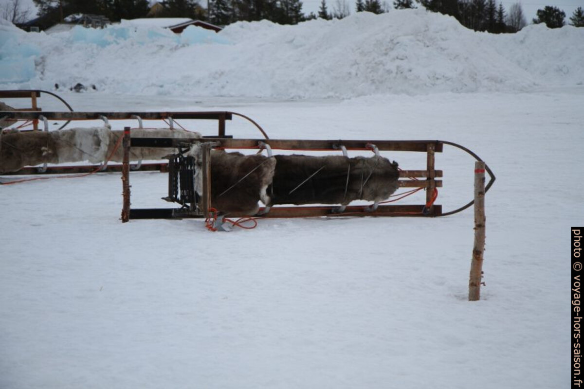 Traîneaux couchés sur le côté pour les fixer contre le vent. Photo © Alex Medwedeff