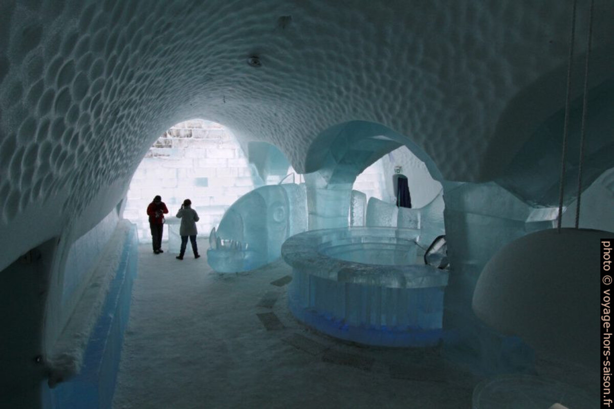Bar avec poisson de l'hôtel de glace de Jukkasjärvi en 2014. Photo © André M. Winter