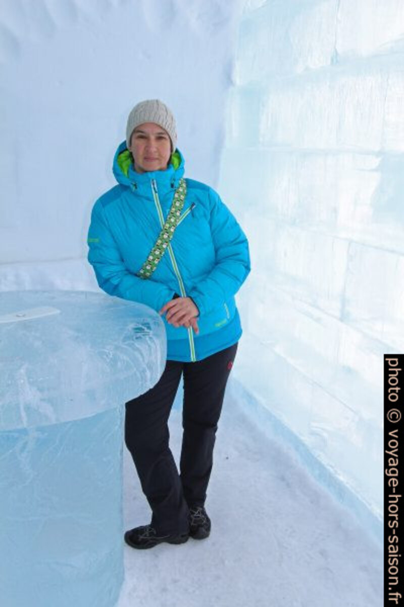 Alex au bar de l'hôtel de glace de Jukkasjärvi. Photo © André M. Winter