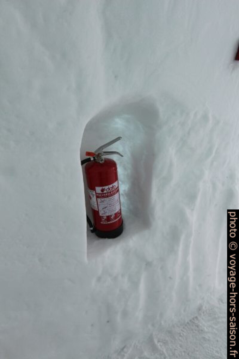 Extincteur d'incendie à l'hôtel de glace de Jukkasjärvi. Photo © André M. Winter