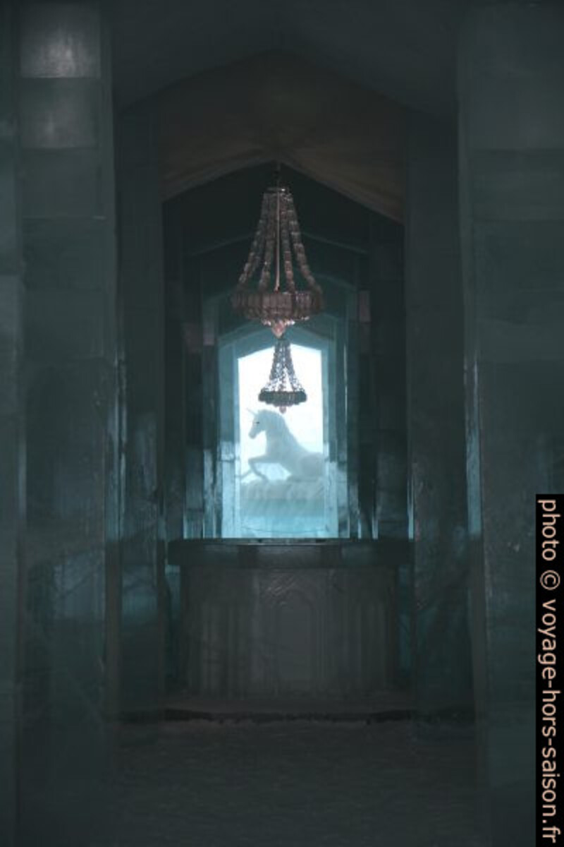 Licorne de l'hôtel de glace de Jukkasjärvi en 2014. Photo © Alex Medwedeff