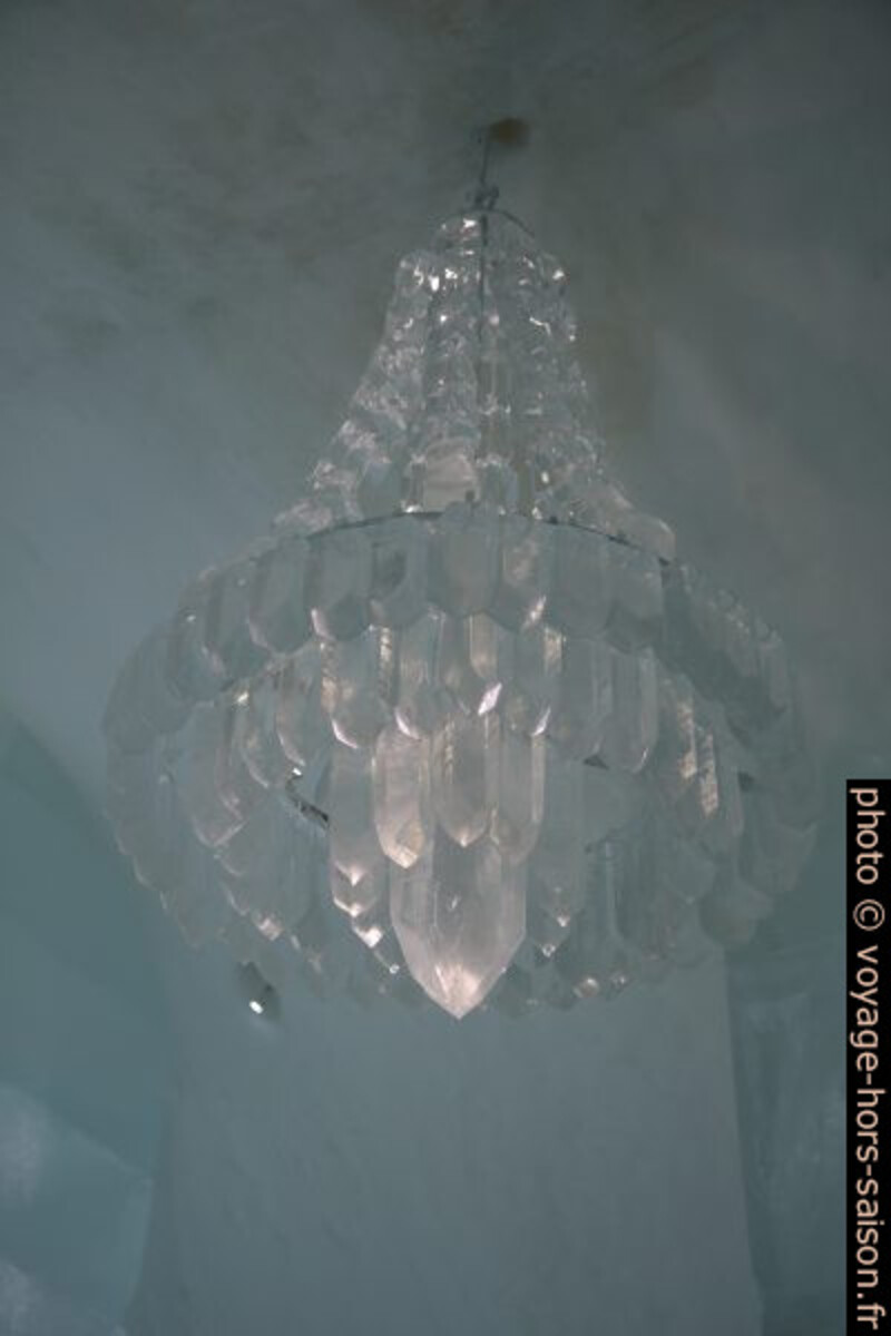 Lustre de glace à l'hôtel de glace de Jukkasjärvi en 2014. Photo © Alex Medwedeff