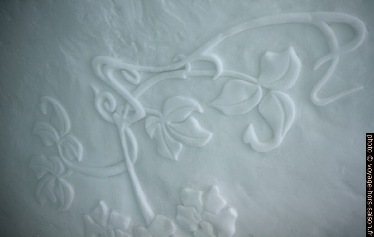 Décor mural à l'hôtel de glace de Jukkasjärvi en 2014. Photo © Alex Medwedeff