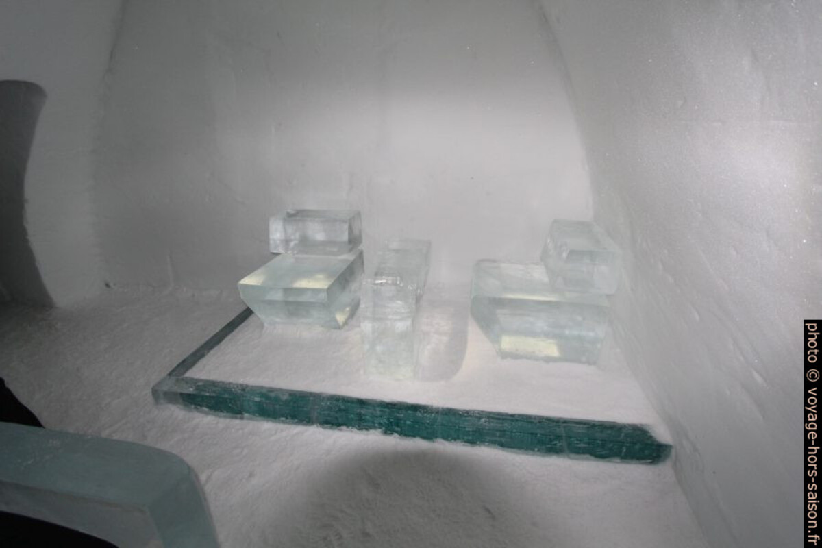 Sièges d'une chambre de l'hôtel de glace de Jukkasjärvi. Photo © André M. Winter