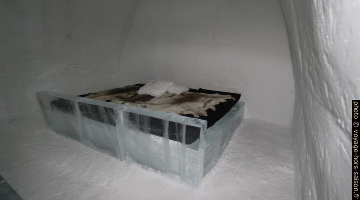 Lit triple d'une chambre de l'hôtel de glace de Jukkasjärvi. Photo © André M. Winter