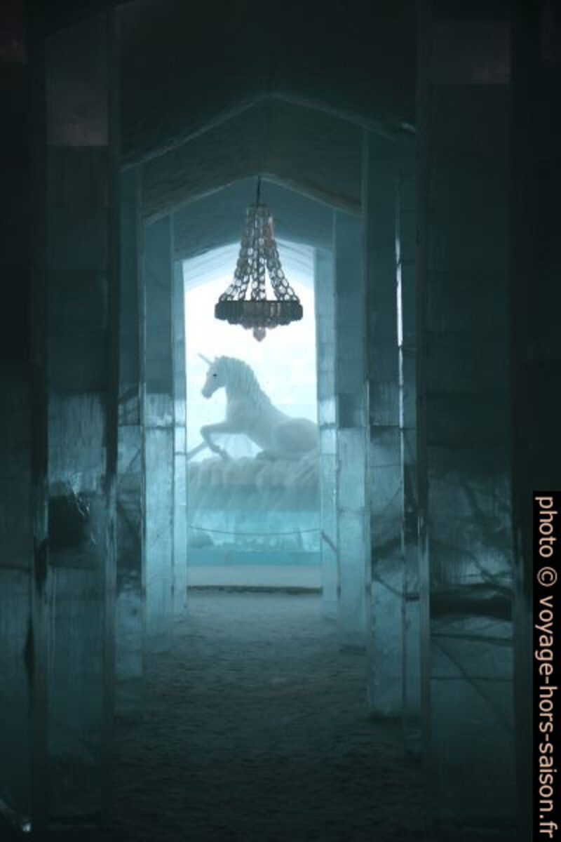 Licorne à l'hôtel de glace de Jukkasjärvi en 2014. Photo © Alex Medwedeff