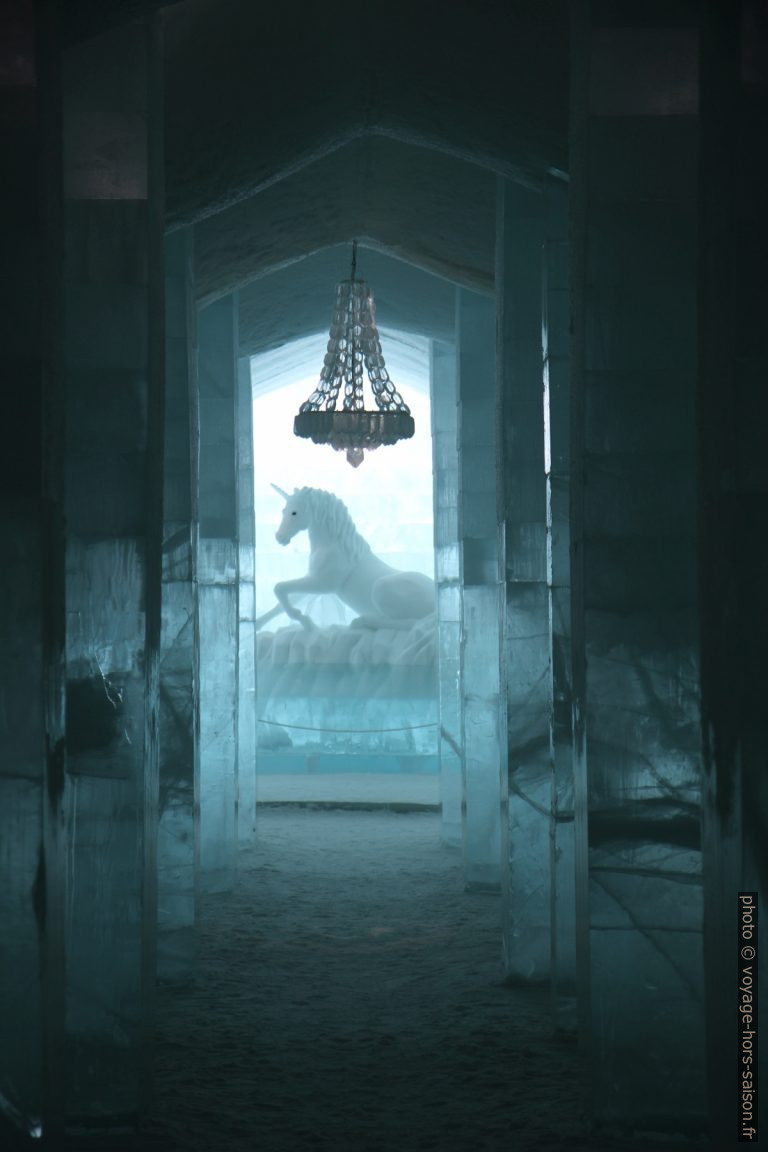 Licorne à l'hôtel de glace de Jukkasjärvi en 2014. Photo © Alex Medwedeff
