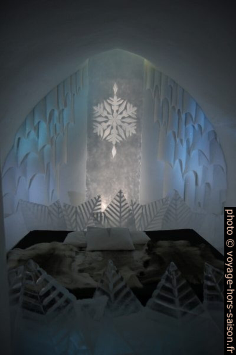 Décor de glace d'une chambre de l'hôtel de glace de 2014. Photo © Alex Medwedeff