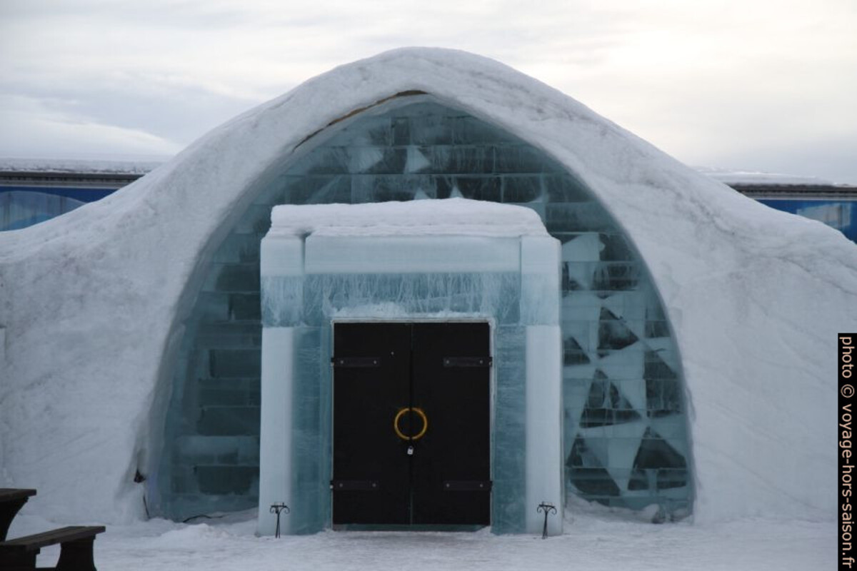 Entrée de la chapelle de l'hôtel de glace de Jukkasjärvi. Photo © Alex Medwedeff