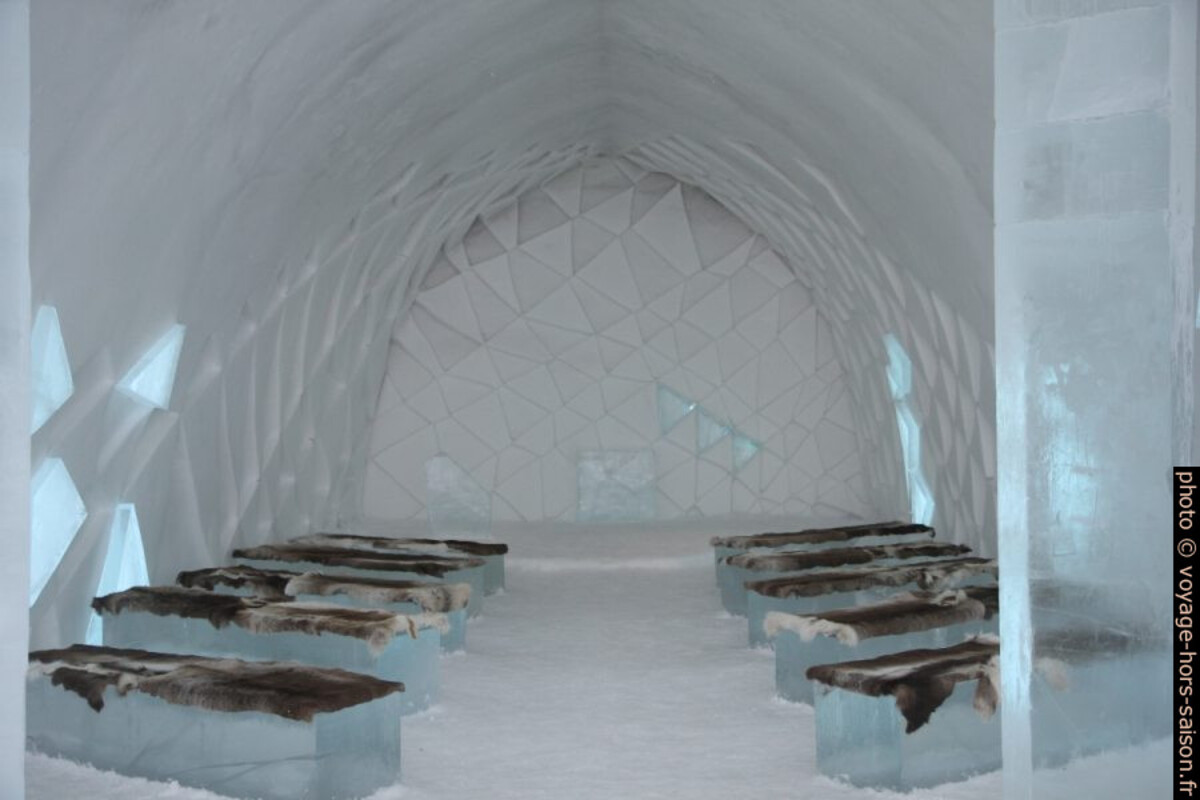 Dans la chapelle de l'hôtel de glace de Jukkasjärvi de 2014. Photo © Alex Medwedeff