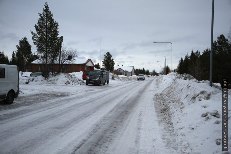 Rue principale glacée de Jukkasjärvi en hiver. Photo © Alex Medwedeff