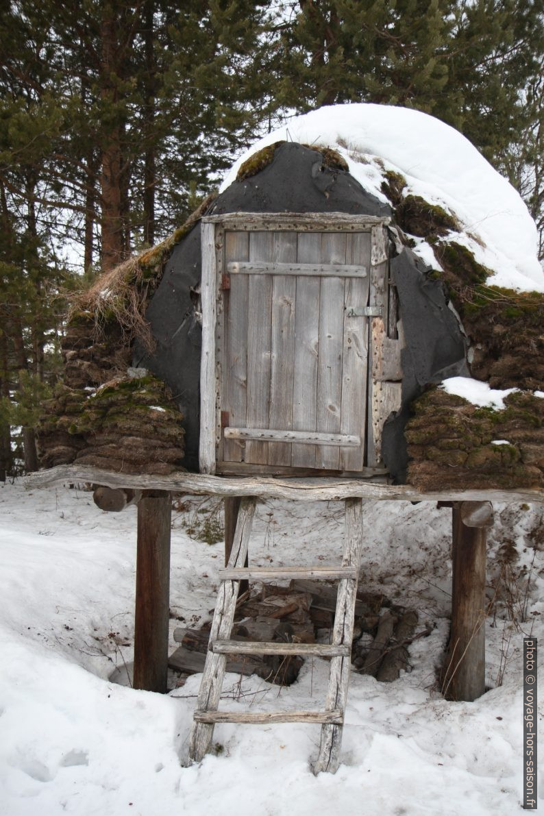 Grenier à nourriture couvert de tourbe et sur pilotis. Photo © Alex Medwedeff