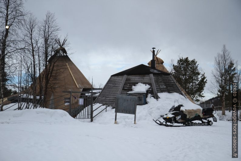 Tente sami et immeuble dans le même style. Photo © Alex Medwedeff