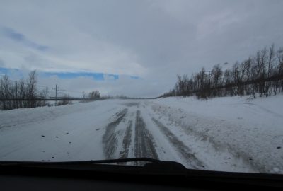 Route entre Kiruna et Abisko couverte de neige balayée par le vent. Photo © André M. Winter