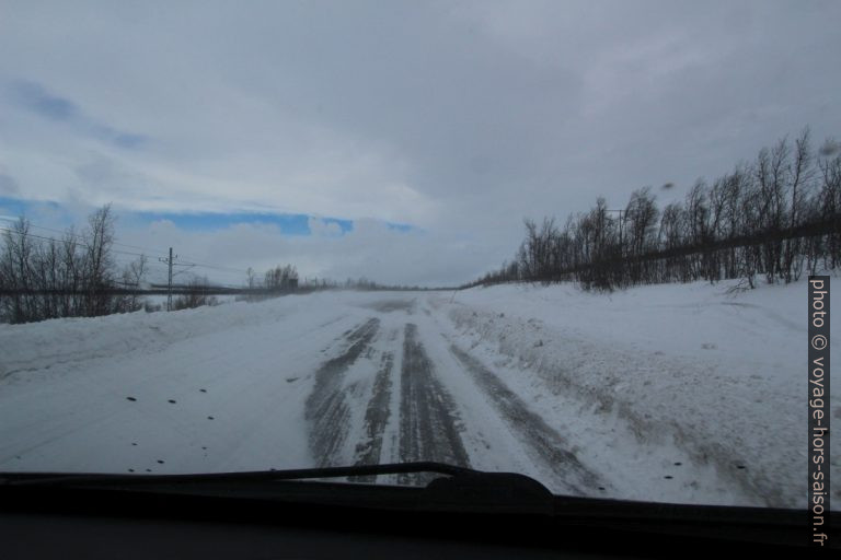 Route entre Kiruna et Abisko couverte de neige balayée par le vent. Photo © André M. Winter