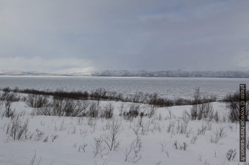 Le Lac Torneträsk gelé. Photo © André M. Winter