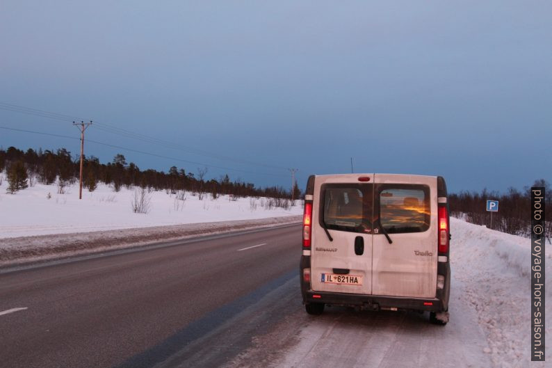 Le trafic éclairé par le soleil couchant. Photo © Alex Medwedeff