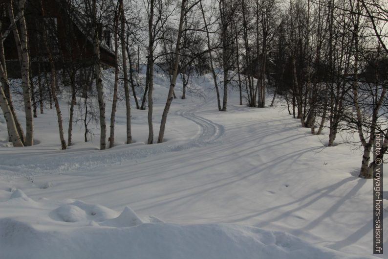 Traces de moto-neige à Karesuando. Photo © André M. Winter