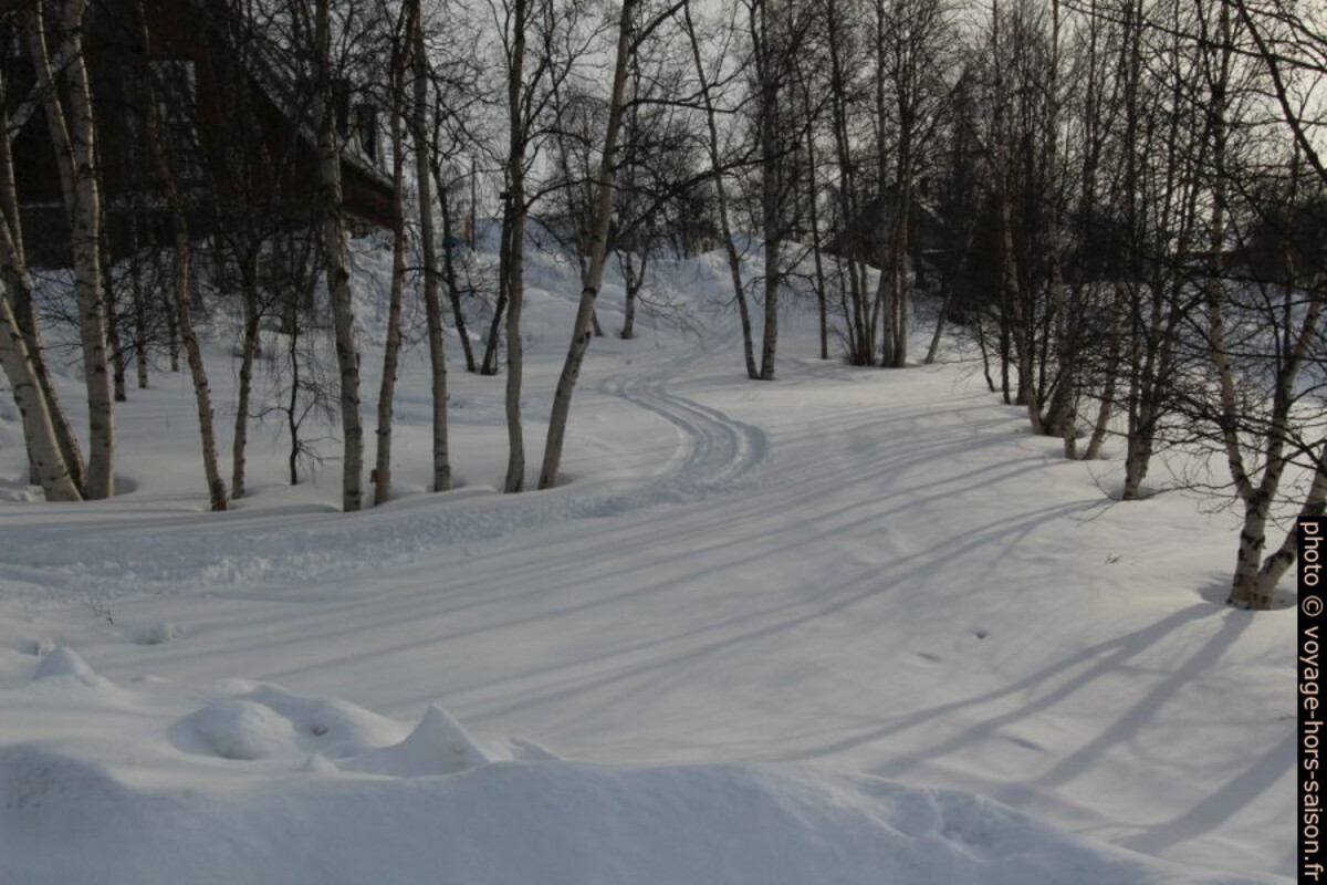 Traces de moto-neige à Karesuando. Photo © André M. Winter
