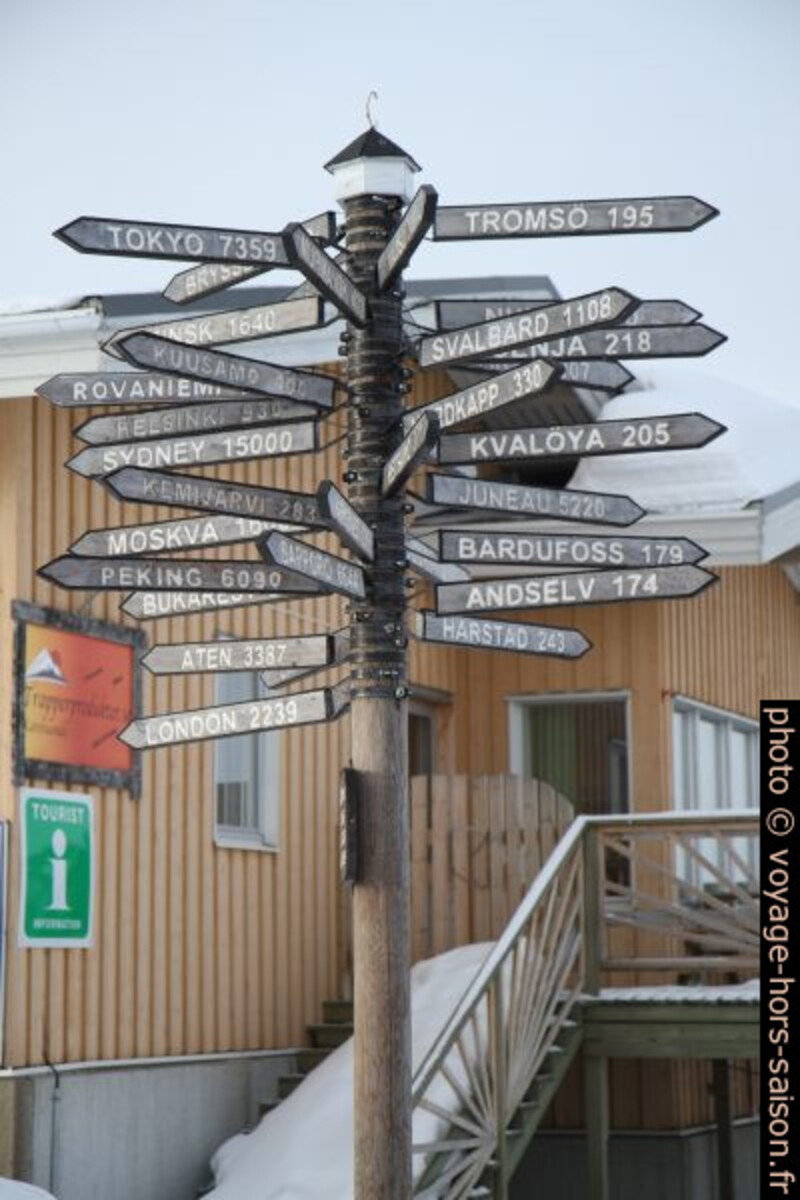 Indications de distances à Karesuando. Photo © Alex Medwedeff